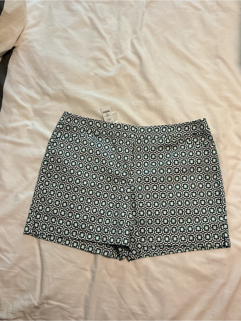 NWT - White House Black Market Black, Aqua & White Geometric Print Shorts - Picture 4 of 9